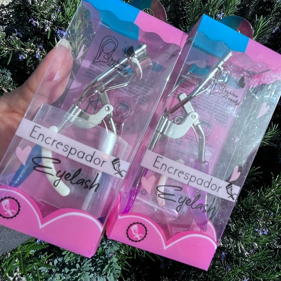 Lash curler in pink blue or purple with extra lash protector FREE W/$50 purchase - Picture 3 of 6